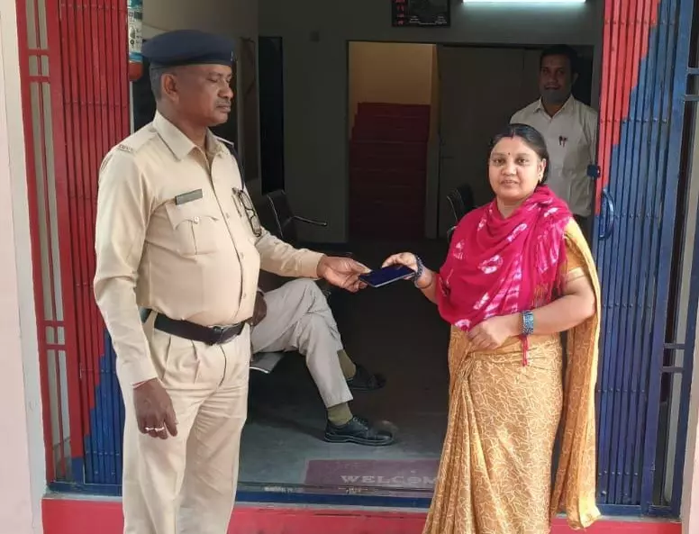 गुम मोबाईल के मिलने से मोबाईल धारकों की चेहरे में आई खुशी, पुलिस का धन्यवाद किया